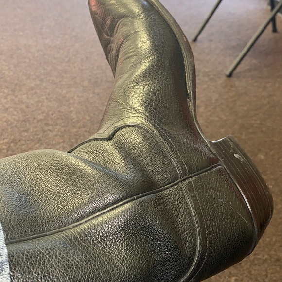 10.5D seldom worn Black men’s cowboy boots